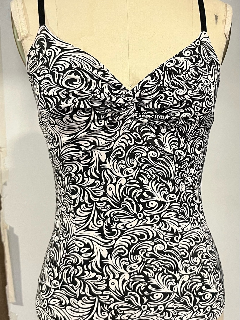 Black & White Swirl Print Women’s Tank Top